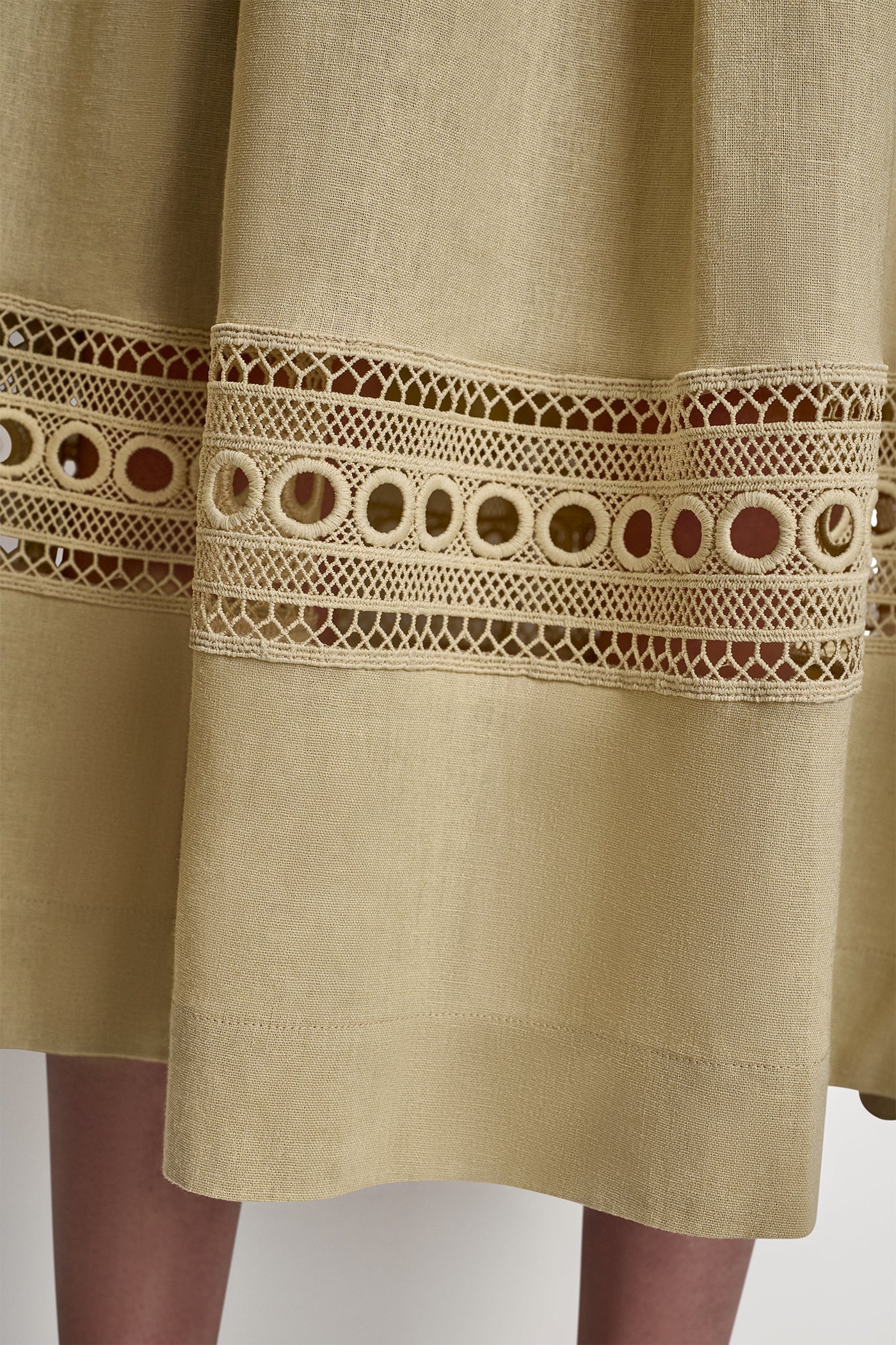 LINEN-BLEND LOOP LACE-TRIMMED PLEATED MIDI SKIRT